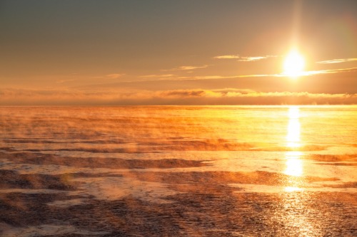Eckerö sol och dimma över frusna Ålands hav