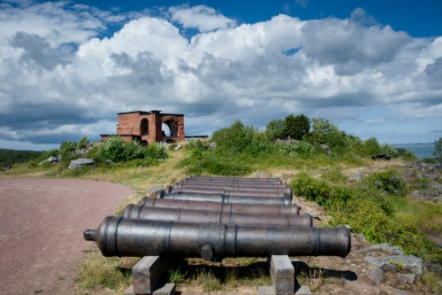 Kanoner Notvikstornet Bomarsund fästning fort rysk Sund Åland Finland vackra moln historisk plats monument turism ålands historia krimkriget