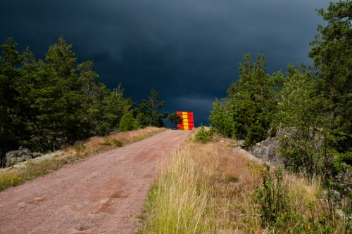 navigationsmärken linjemärket åland färg storm moln mörk himmel dramatisk sommar storm väder vädret fartygsnavigering färgglad sund bomarsund berg åland finland östersjön finskt