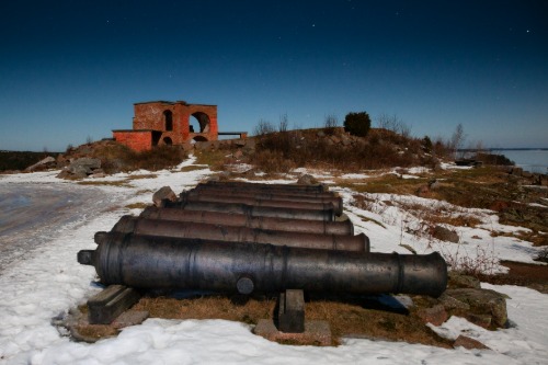 Notvikstornet Bomarsund kanoner fästning fort rysk Sund Åland historisk plats monument turism ålands historia krimkriget kanon kanoner mån månen månljus månsken nattbild natt snö stjärnljus stjärnor
