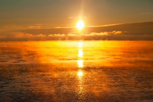 Eckerö sol och dimma över frusna Ålands hav