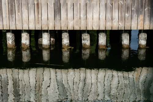 Vackra reflektioner traditionell hamnbyggnad