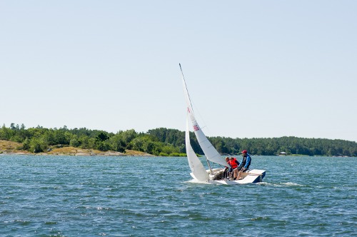 segling jolle sommar blå skärgård pojkar