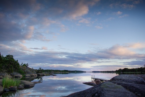 brygga och landskap i kvällsljus 