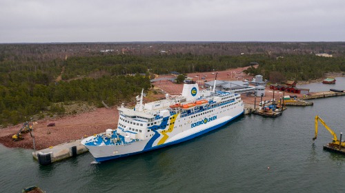 Färjan inne i Berghamn