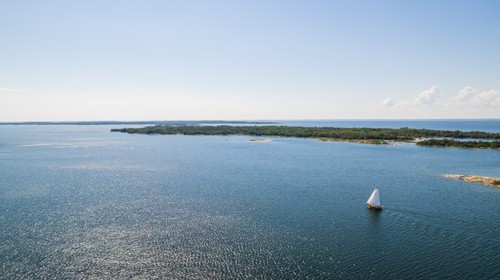 Segelbåt bland öar