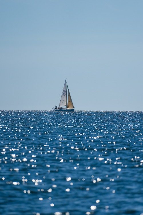Segelbåt på öppet hav 2
