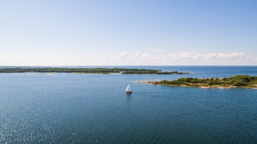 Segelbåt bland öar